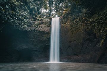 Waterval in open grot op Bali van Margreet Riedstra