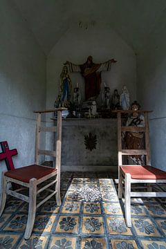 Stoelen in bidkapel, met christusbeeld. van Paul Veen
