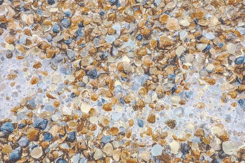 Ein Rinnsal durch Muscheln – Digitales Kunstwerk