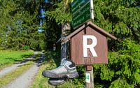 Wanderschuhe am Wegweiser im Thüringer Wald, Rennsteig