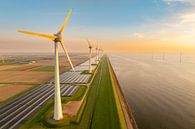 Windturbines en zonnepanelen aan de oever van een meer van Sjoerd van der Wal Fotografie thumbnail