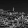 Matera - Skyline bei Nacht in schwarz-weiß II von Teun Ruijters