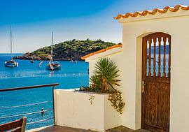 Idyllischer Blick auf die verankerten Yachten in der Bucht von Sant Elm von Alex Winter