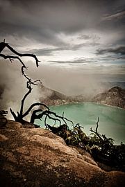 Stunning view of the crater and acid lake by Frank Photos