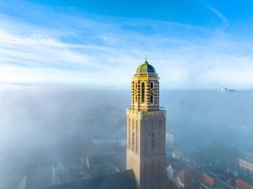 Le clocher de l'église Peperbus à Zwolle au-dessus de la brume sur Sjoerd van der Wal Photographie