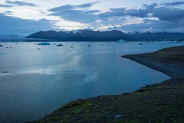 Islande - Côte du lagon glaciaire de Joekulsarlon et montagnes majestueuses sur adventure-photos