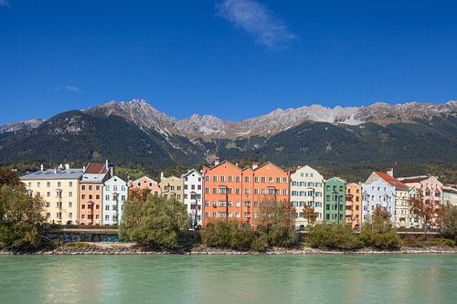 Bunte Häuserzeile Innhäuser in der Mariahilfstraße
