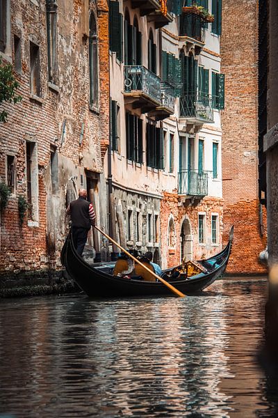 Gondol in Venice's narrow waters by Marco Leeggangers