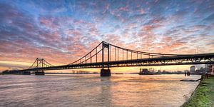 Le pont du Rhin Krefeld-Uerdinger au lever du soleil sur Michael Valjak