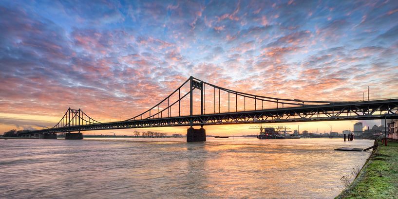 Le pont du Rhin Krefeld-Uerdinger au lever du soleil par Michael Valjak