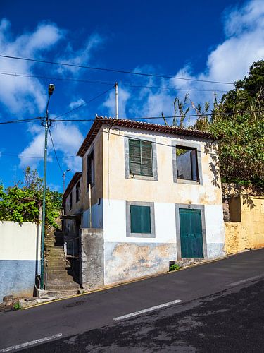 Gebäude und steile Straße in Funchal auf der Insel Madeira