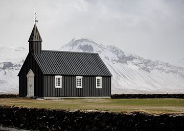 Zwarte kerkje in IJsland van RobinHelms.NL