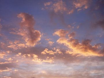 Oplichtende wolken van Lotte Veldt
