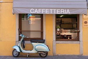 Cafe mit Motorroller in Italien