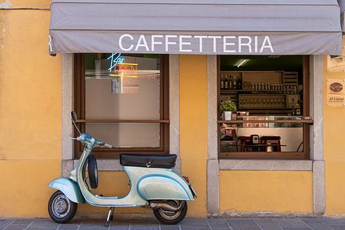 Cafe met scooter in Italië