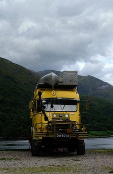 gelbes, robustes Survival-Camper in der schottischen Landschaft