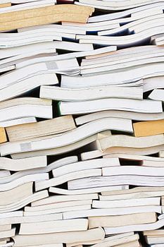 Gestapelte Bücher für das Recycling Verarbeitung warten