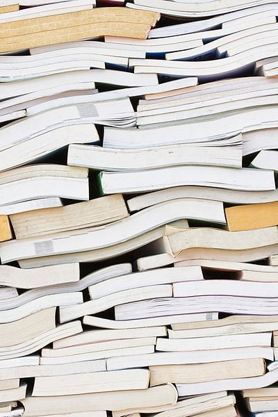 Gestapelte Bücher für das Recycling Verarbeitung warten von Tony Vingerhoets