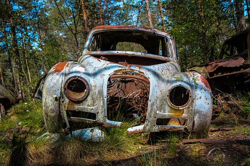 Verlaten auto kerkhof Zweden