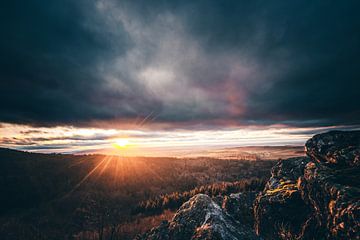 Dramatische landschap zonsondergang met dikke wolken van Fotos by Jan Wehnert