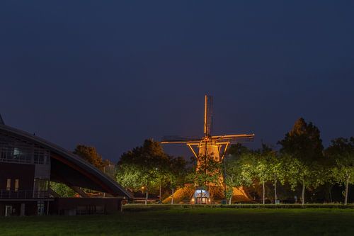Wilhelmu Hubertus molen in Weert in een schijnwerper licht