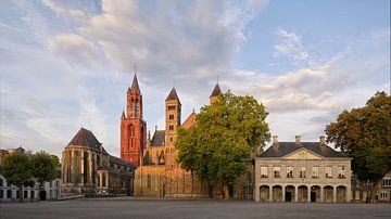 Vrijthof Maastricht in het ochtendlicht - Sint-Servaasbasiliek en Sint-Janskerk van Rolf Schnepp
