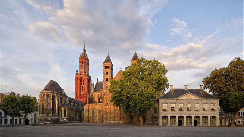 Vrijthof Maastricht in het ochtendlicht - Sint-Servaasbasiliek en Sint-Janskerk van Rolf Schnepp