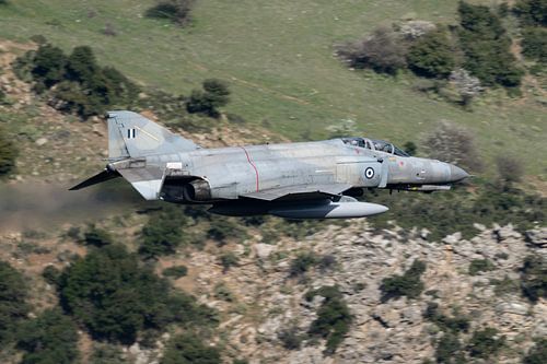F-4 Phantom grec volant à basse altitude