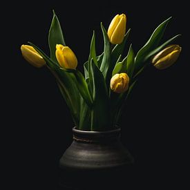 Tulipes jaunes dans un vase sur Maaike Zaal