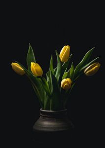Gelbe Tulpen in Vase von Maaike Zaal