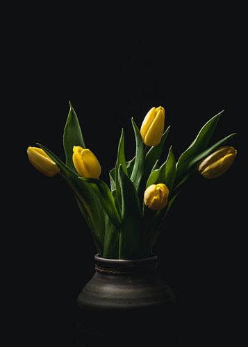 Gele tulpen in vaas