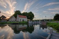 Old lock at sunset par Raoul Baart Aperçu