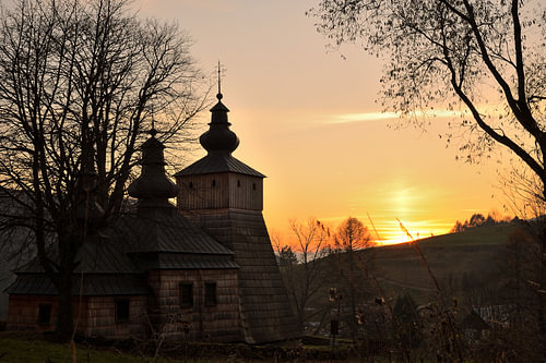 Vieille église en bois aux teintes dorées d'un coucher de soleil d'automne