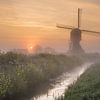 Molen in Nederlands polderlandschap van Paul Begijn