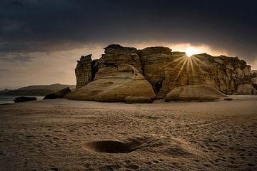 ondergaande zon in Ras al-Jinz, Oman van Paula Romein