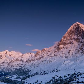 Kleine Scheidegg en berggloed op de Eiger na zonsondergang in de winter van Martin Steiner