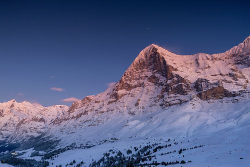 La Petite Scheidegg et l'embrasement de l'Eiger au coucher du soleil en hiver sur Martin Steiner