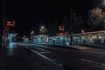Rotterdam Centraal Trams by night van Cedric Hoogendoorn