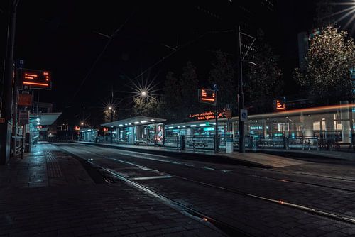 Rotterdamer zentrale Straßenbahnen bei Nacht