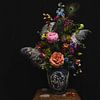 Bos bloemen in vaas, flowers and feathers in a vase. van Corrine Ponsen