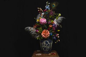 Bos bloemen in vaas, flowers and feathers in a vase. van Corrine Ponsen