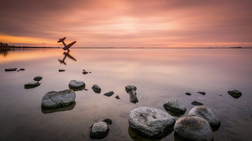 vliegtuig bij zonsondergang van Mario Visser