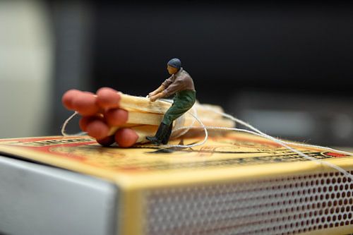 Miniatuur figuren in onze grote mensen wereld