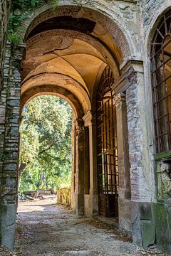 Verlaten hotel in Toscane. van Ingrid van Wolferen