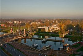Le port de Zuid Willemsvaart avec un ciel bleu à Weert sur Jolanda de Jong-Jansen