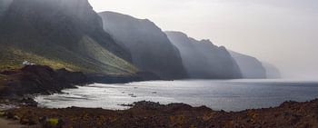 Die majestätischen Klippen von Los Gigantes, die sich aus dem ruhigen Wasser erheben 