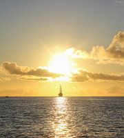 voilier au coucher du soleil