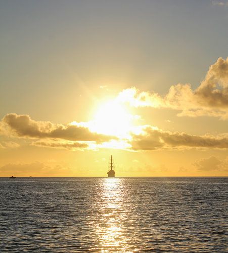 Zeilschip bij zonsondergang van Mirjam Bourke