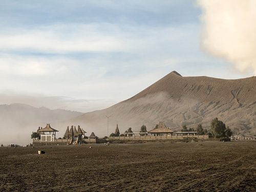 Temple hindou sur une plaine sablonneuse | Paysage | Photographie de voyage