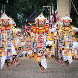 baris dance in Temple Pura Dalem Kauh near Tangallalang by Lex Scholten